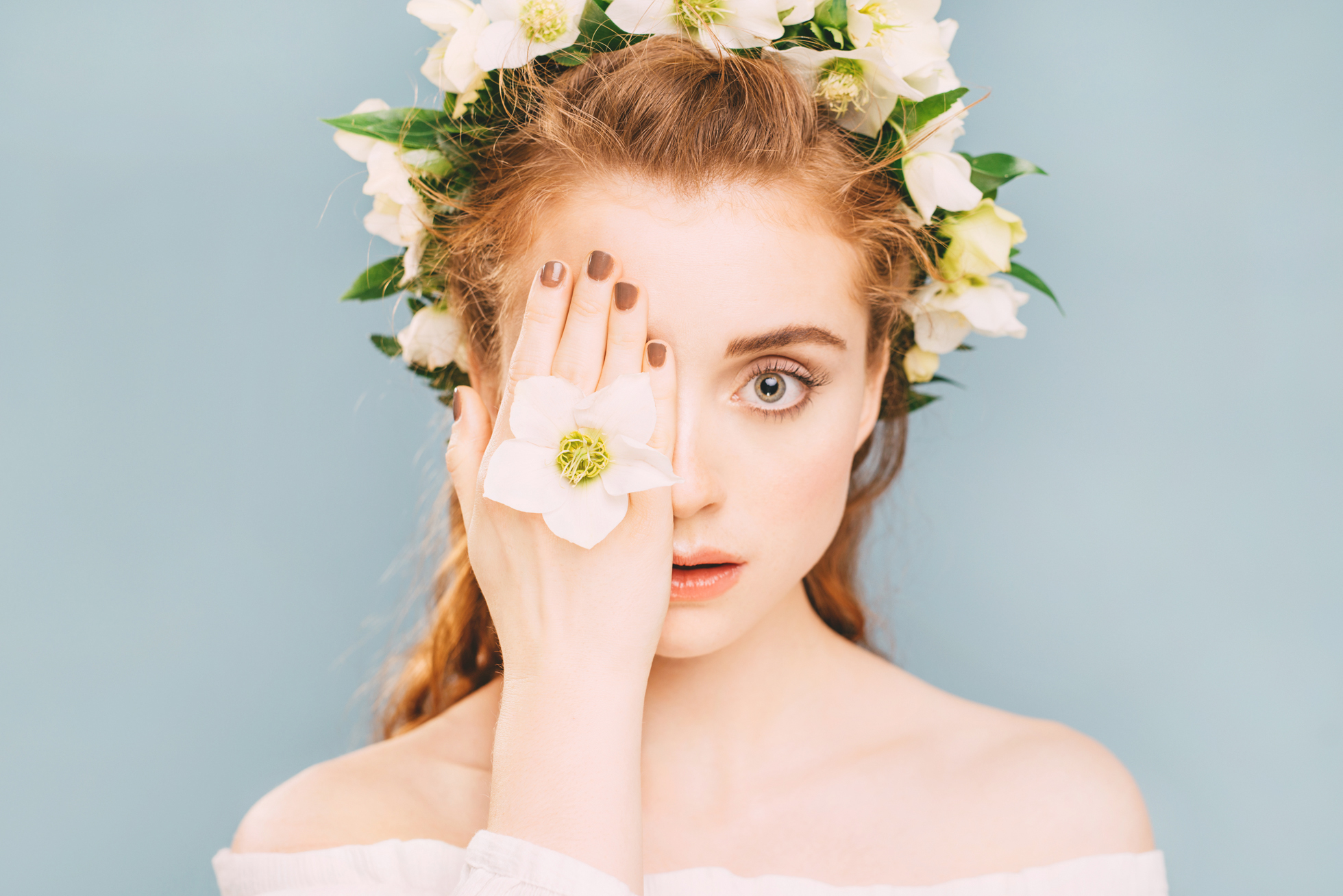 Skådespelerskan Happy Jankell fotograferad av porträttfotograf Sussie Mellstedt i Stockholm. Fine art-porträtt med blomsterkrans.