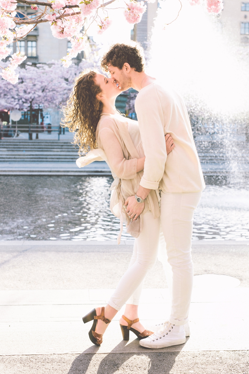 Par fotografering i Kungstradgarden, Stockholm. Love session in Stockholm