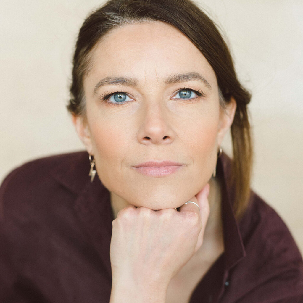 Skådespelaren Tove Edfeldt fotograferad av Sussie Mellstedt Photography i ett naturligt porträtt.